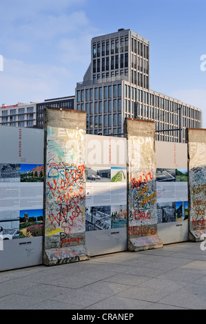 I resti del muro di Berlino con pannelli informativi su Potsdamer Platz di Berlino, Germania, Europa Foto Stock