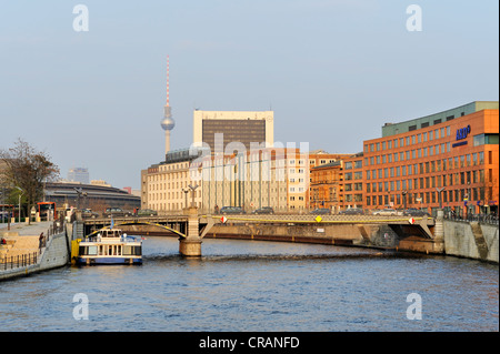 Vista sul Fiume Sprea verso Schiffbauerdamm Street e Bridge Wilhelmbruecke, Berlino, Germania, Europa Foto Stock