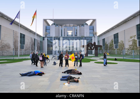 Gli attivisti anti-nucleari protestare di fronte il tedesco della Cancelleria Federale, Berlino, Germania, Europa Foto Stock