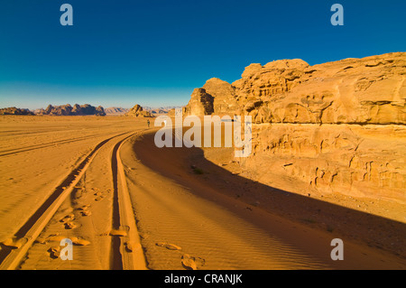 Montagne e deserto, Wadi Rum, Giordania, Medio Oriente Foto Stock