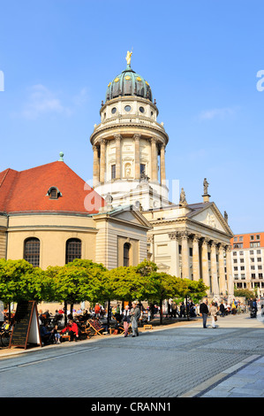 Chiesa francese di Friedrichstadt, Cattedrale francese e un giardino della birra sulla piazza Gendarmenmarkt a Berlino, Germania, Europa Foto Stock