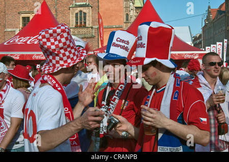 Ceco e polacco soccer fans durante EURO 2012 Campionato di calcio, Fan Zone a Rynek (Piazza del Mercato) a Wrocław, Polonia Foto Stock