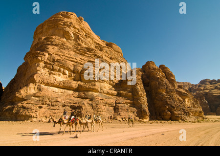 Rocce, beduini con i cammelli davanti, deserto Wadi Rum, Giordania, Medio Oriente Foto Stock