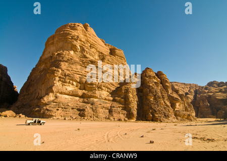 Rocce, un veicolo fuoristrada davanti, deserto Wadi Rum, Giordania, Medio Oriente Foto Stock