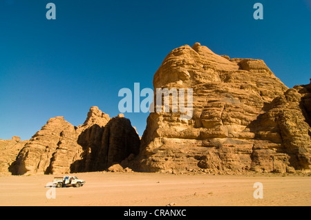 Rocce, un veicolo fuoristrada davanti, deserto Wadi Rum, Giordania, Medio Oriente Foto Stock