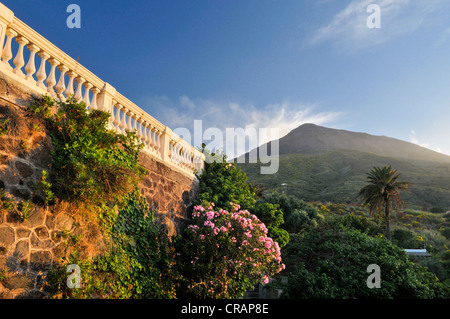 Mt del vulcano di Stromboli, l'isola di Stromboli e le Isole Eolie o Lipari Isole, Sicilia, Italia meridionale, Italia, Europa Foto Stock