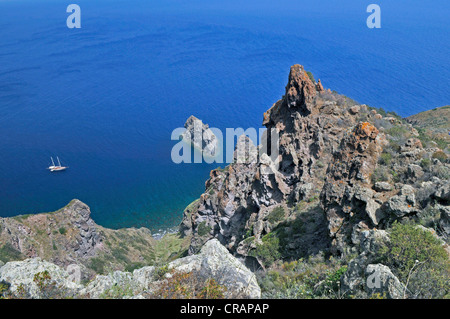 Nave fuori le scogliere di Panarea, Isole Eolie o Lipari Isole, Sicilia, Italia meridionale, Italia, Europa Foto Stock