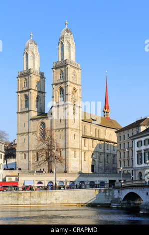 Il Grossmuenster grande minster con Twin towers presso il fiume Limmat, Zurigo, Canton Zurigo, Svizzera, Europa Foto Stock