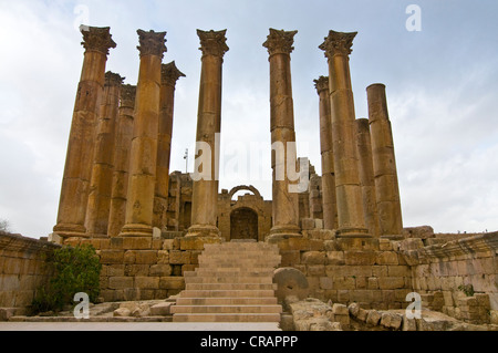 Tra le rovine storiche di Gerasa, Jerash, Giordania, Medio Oriente Foto Stock