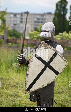 Kaliningrad, Russia - 17 giugno 2012, l'uomo in un vestito del cavaliere teutonico sul torneo cavalleresco 'Royal' di montagna Foto Stock