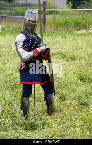 Kaliningrad, Russia - 17 giugno 2012, l'uomo in un vestito del cavaliere teutonico sul torneo cavalleresco 'Royal' di montagna Foto Stock