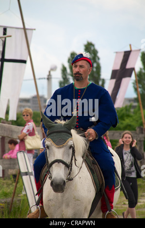 Kaliningrad, Russia - 17 giugno 2012, l'uomo in un vestito del cavaliere teutonico a cavallo sul torneo cavalleresco 'Royal' di montagna Foto Stock