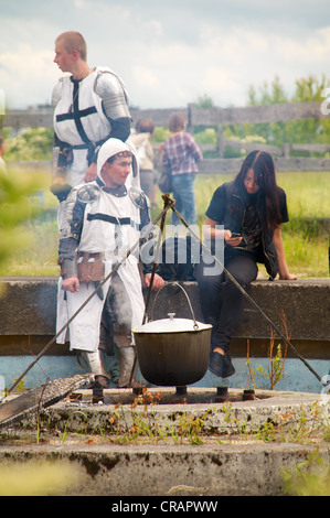 Kaliningrad - Russia - giugno 17, 2012, gli uomini in un vestito del cavaliere teutonico cucina sul torneo cavalleresco 'Royal' di montagna Foto Stock