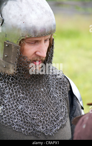 Kaliningrad - Russia - giugno 17, 2012, l'uomo in un vestito del cavaliere teutonico sul torneo cavalleresco 'Royal' di montagna Foto Stock