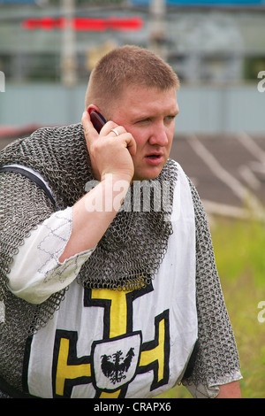 Kaliningrad - Russia - giugno 17, 2012, l'uomo in un vestito del cavaliere teutonico parla dal telefono cellulare sul torneo cavalleresco ' Foto Stock