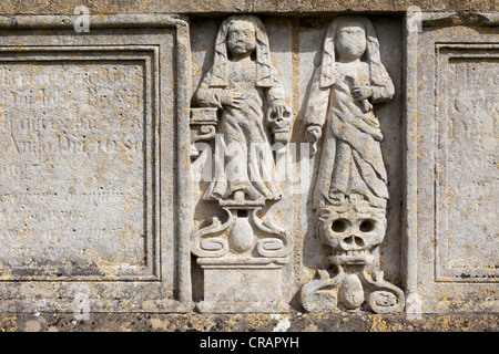 Scolpiti memorial sculture con teschi su St Bartholemews chiesa sulla sommità del colle scelto, Churchdown, Gloucestershire Foto Stock