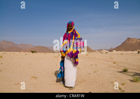 Madre e figlia attraversando il deserto Tadrat vicino Tasset, Algeria, Africa Foto Stock