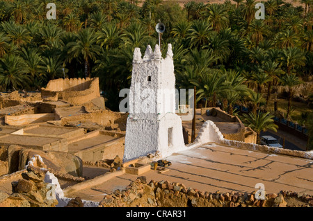 La moschea e le case in pietra nel villaggio di Djanet, Algeria, Africa Foto Stock