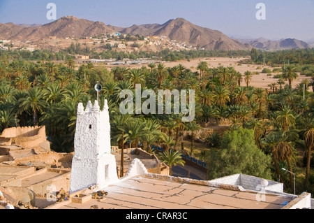 La moschea e le case in pietra nel villaggio di Djanet, Algeria, Africa Foto Stock