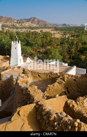 La moschea e le case in pietra nel villaggio di Djanet, Algeria, Africa Foto Stock