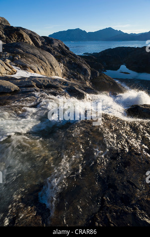 Cascata, Ammassalik penisola, inizio del fiordo di Sermilik, est della Groenlandia, Groenlandia Foto Stock