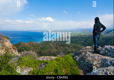 Donna godendo la vista sull'escavazione romana sito di Vouni, la parte settentrionale di Cipro, Cipro Foto Stock