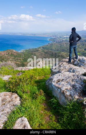 Donna godendo la vista sull'escavazione romana sito di Vouni, la parte settentrionale di Cipro, Cipro Foto Stock