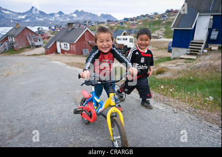 Bambini Inuit, Tasiilaq, noto anche come Ammassalik, est della Groenlandia, Groenlandia Foto Stock