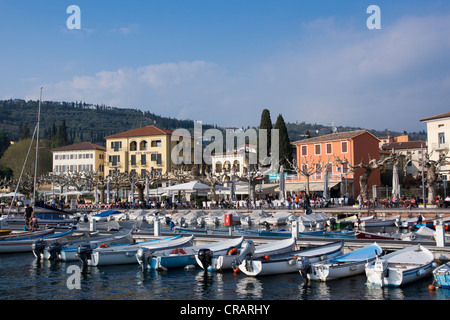 Le barche nel porto, Garda, il Lago di Garda, provincia di Verona, regione Veneto, Italia, Europa Foto Stock