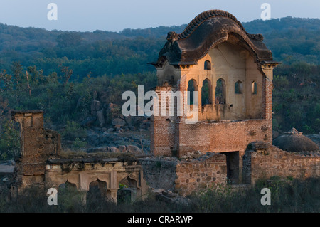 Le rovine di un palazzo a Orchha, Madhya Pradesh, India del nord, India, Asia Foto Stock