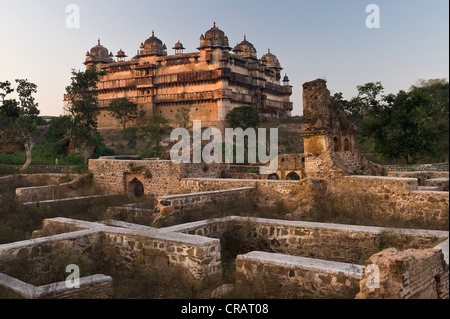 Rovine e Jehangir Mahal Palace, Orchha, Madhya Pradesh, India del Nord, India, Asia Foto Stock