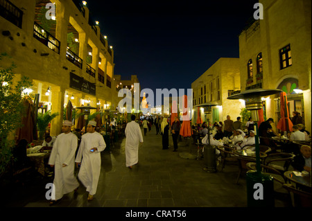 I visitatori nel rinnovato bazaar Souq Waqif, Doha, Qatar, Penisola Arabica, Medio Oriente Foto Stock