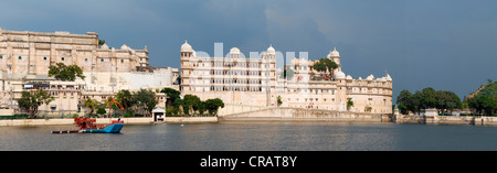 Palazzo di città sul lago Pichola, Udaipur, Rajasthan, Nord India, India, Asia Foto Stock