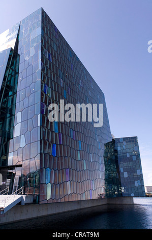 La facciata della Harpa concert hall, il nuovo punto di riferimento di Reykjavík, Islanda, Europa Foto Stock