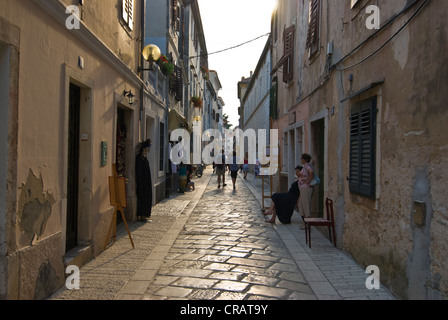 Vicolo del quartiere storico di Parenzo in Istria, Croazia, Europa Foto Stock