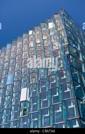 Finestre a nido d'ape, facciata di Harpa concert hall, il nuovo punto di riferimento di Reykjavík, Islanda, Europa Foto Stock