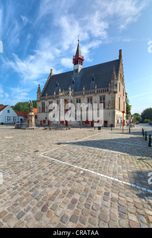 Monumento al poeta Jacob van Maerlant davanti al municipio di Damme, Bruges, Fiandre Occidentali, Regione fiamminga, Belgio Foto Stock