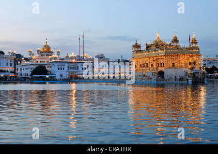 La religione sikh santuario Harmandir Sahib o Tempio d'oro nell'Amrit Sagar, lago di nettare, Amritsar Punjab, Nord India, India, Asia Foto Stock