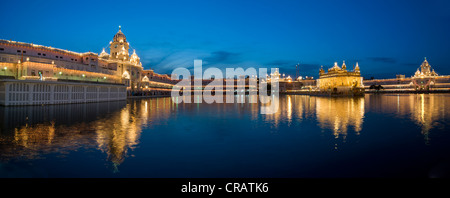 La religione sikh santuario Harmandir Sahib o Tempio d'oro nell'Amrit Sagar o lago di nettare, Amritsar Punjab, Nord India, India, Asia Foto Stock