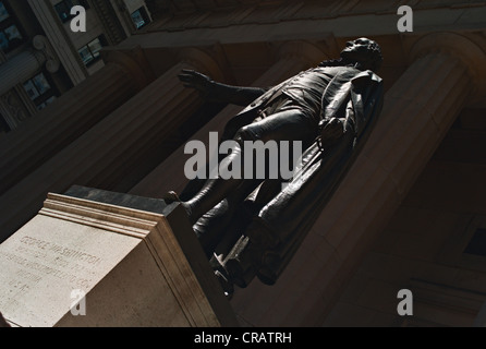 Statua di George Washington, il primo presidente degli Stati Uniti, sui gradini della Federal Hall di Lower Manhattan, New York, NY, USA Foto Stock