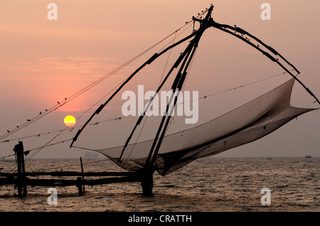 Le reti da pesca cinesi, stretto vicino a Fort Kochi, Kerala, India meridionale, India, Asia Foto Stock