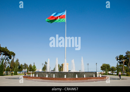 Bandiera azerbaigiano nel vento in un parco sul lungomare, Baku, Azerbaijan, Medio Oriente Foto Stock