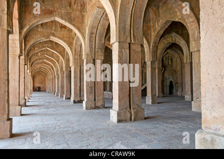 Gli archi della sala di preghiera di una moschea Jama Masjid, Mandu, Madhya Pradesh, India del Nord, India, Asia Foto Stock