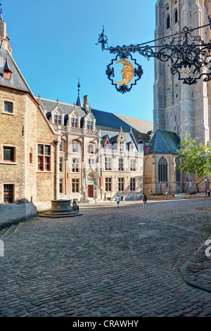 Gruuthusemuseum presso la chiesa di Nostra Signora, Onze-Lieve-Vrouwekerk, il centro storico di Bruges, Patrimonio Mondiale dell UNESCO Foto Stock
