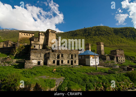 Storico villaggio di montagna di Ushguli, sito Patrimonio Mondiale dell'UNESCO, provincia di Svaneti, Georgia, Medio Oriente Foto Stock