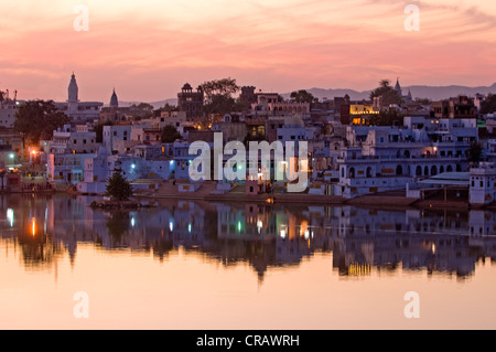 Il quartiere storico della città di Pushkar sul sacro Lago di Pushkar, Rajasthan, India, Asia Foto Stock