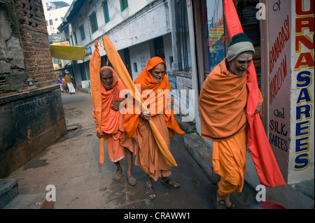 Sadhus o uomini santi nei vicoli di Varanasi, Uttar Pradesh, India, Asia Foto Stock