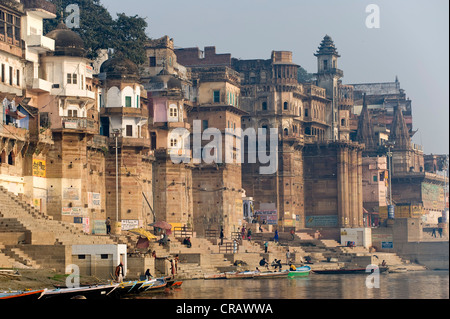 Vista città con Ghats o Scala Santa, fiume Gange, Varanasi, Uttar Pradesh, India, Asia Foto Stock