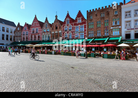 Le case delle corporazioni con street ristoranti sul Grote Markt Market Square, il centro storico di Bruges, Patrimonio Mondiale dell UNESCO Foto Stock