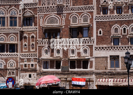 Dettaglio di una facciata nella città vecchia di Sana'a, un sito Patrimonio Mondiale dell'UNESCO, Yemen, Asia Occidentale, Penisola Arabica. Foto Stock